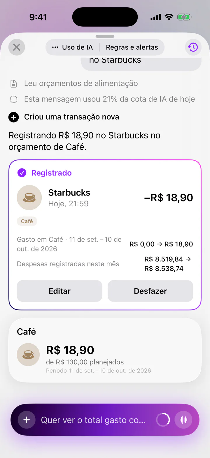 Assistente do Monly: um card “Registrado” para Starbucks, −R$ 18,90 hoje às 21:59, no orçamento Café; os gastos com Café de 11 de set. a 10 de out. vão de R$ 0,00 para R$ 18,90, com Editar e Desfazer. Abaixo, o orçamento Café: R$ 18,90 de R$ 130,00 planejados.