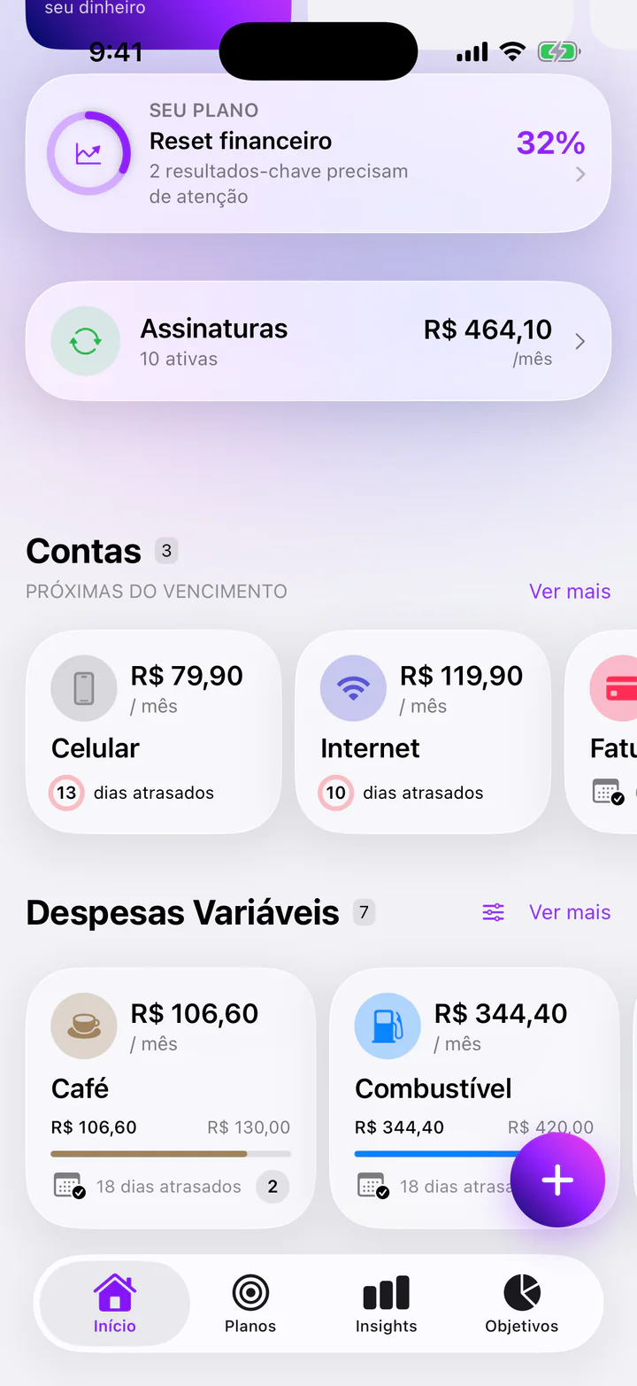 Tela Início do Monly, rolada para baixo: Assinaturas, 10 ativas, R$ 464,10 por mês; Contas próximas do vencimento, com Celular R$ 79,90, 13 dias atrasados, e Internet R$ 119,90, 10 dias atrasados; e Despesas Variáveis, com Café R$ 106,60 de R$ 130,00 e Combustível R$ 344,40 de R$ 420,00.
